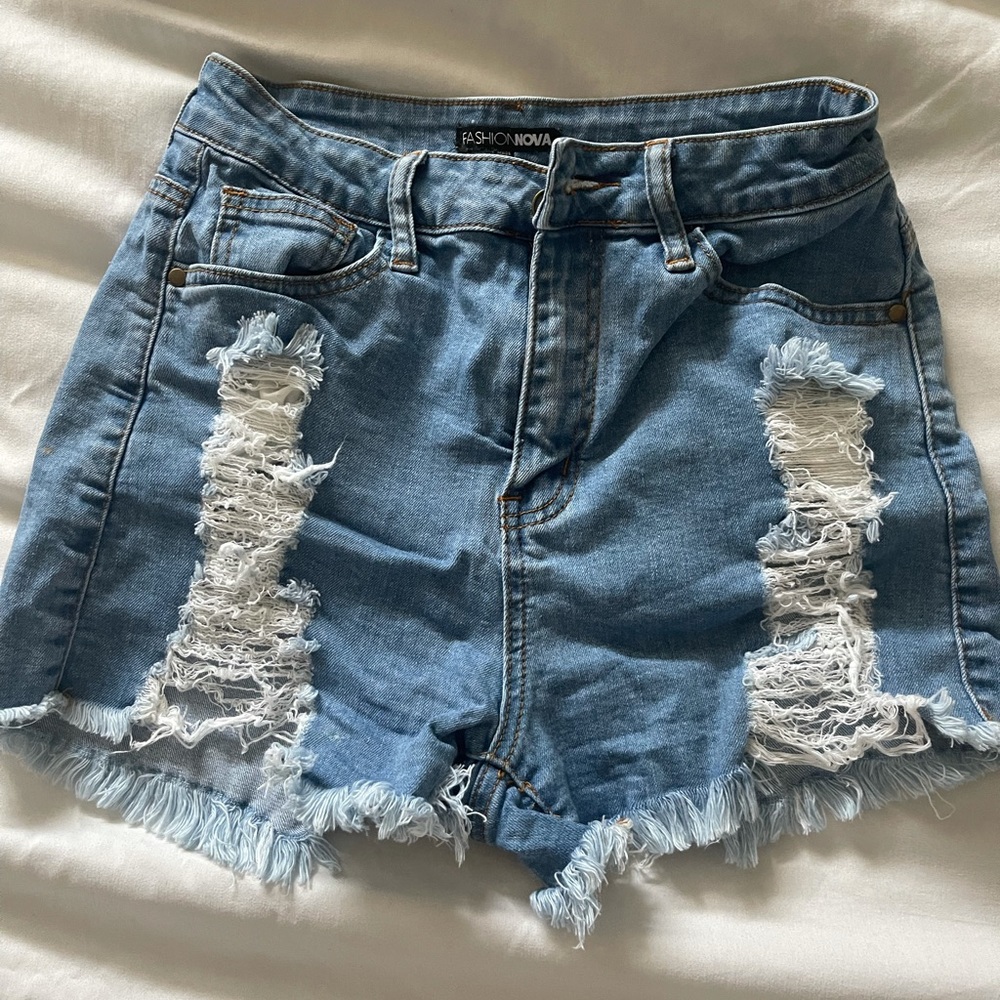 Ripped highwaisted denim shorts
